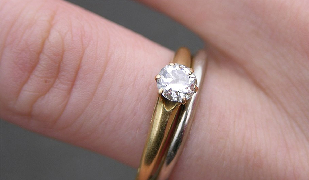 Почему почернело золотое кольцо. Серебряное кольцо почернело. Почернело серебро кольцо. Почернело обручальное кольцо из золота. Сколько весит обручальное кольцо 585 пробы.